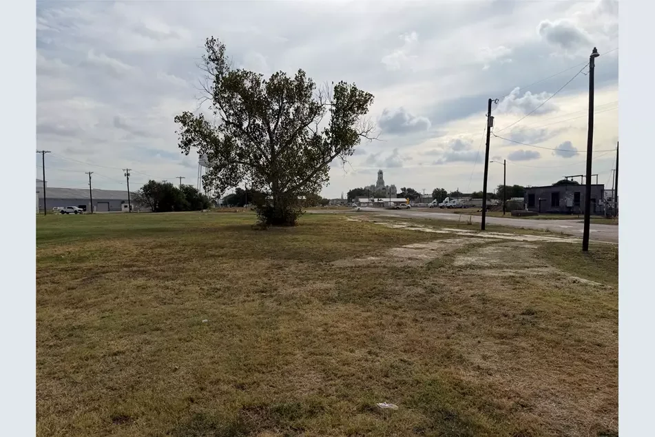 Explore 3.624 acres of Heavy Industrial-zoned land in Hillsboro, Texas