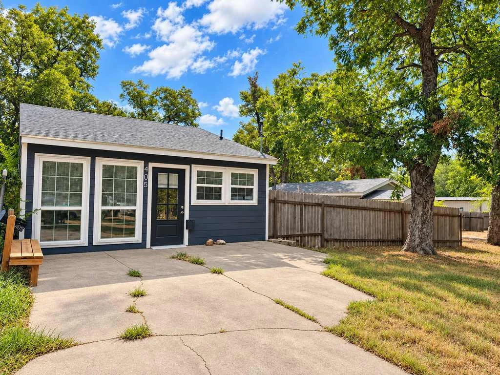Two independent living spaces on over half an acre in Gatesville, Texas!